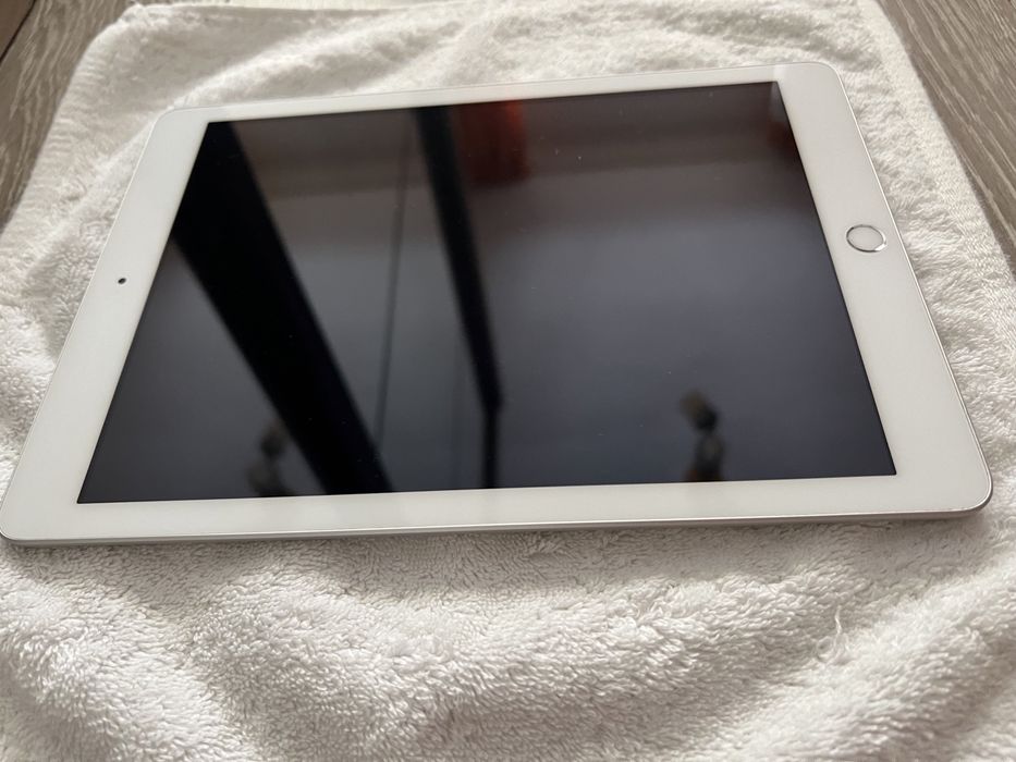 Vand iPad 5th generation grey, 32 gb