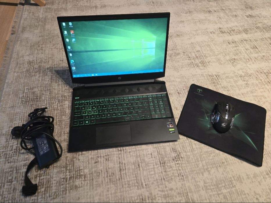 Laptop Gaming HP Pavilion cu mouse, mousepad și cablu de încărcare