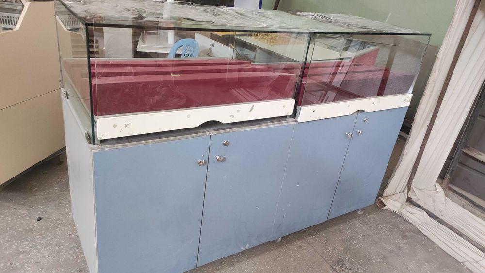 Продаëтся б/у витрина для магазинов