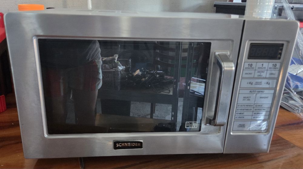 Cuptor cu microunde Schneider