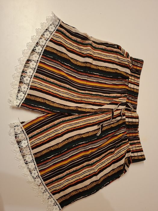 Pantaloni scurți cu dantelă