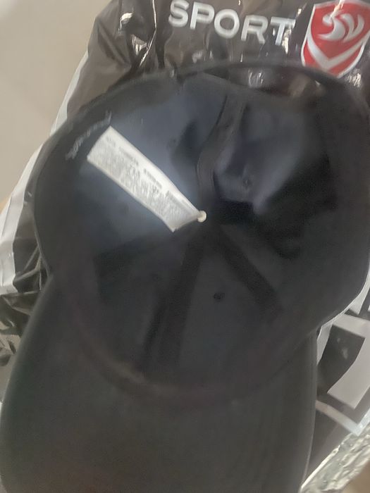 Черна кожена шапка