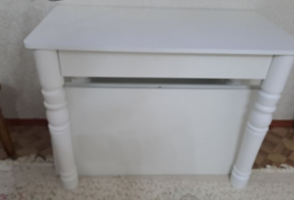 Стол- трансформер белого цвета, новинка.