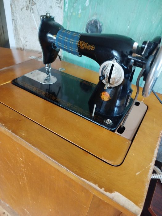 Продам ножную швейную машинку