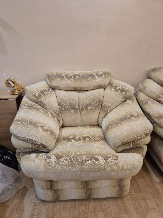 Продам б/у угловой диван с креслом.