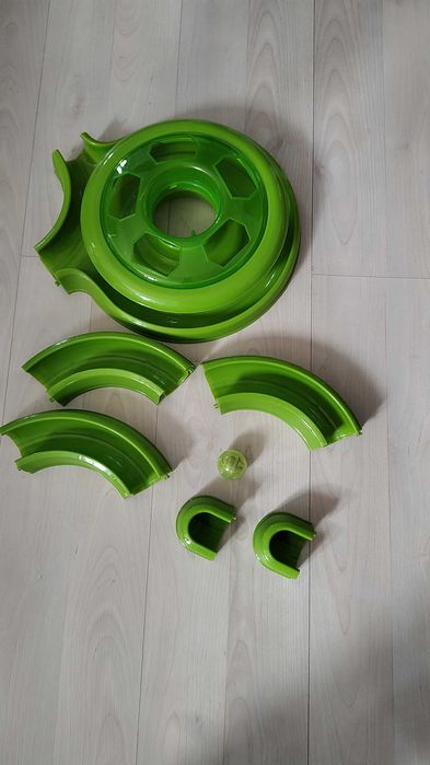 Jucarie interactiva pentru pisici tip circuit cu bila