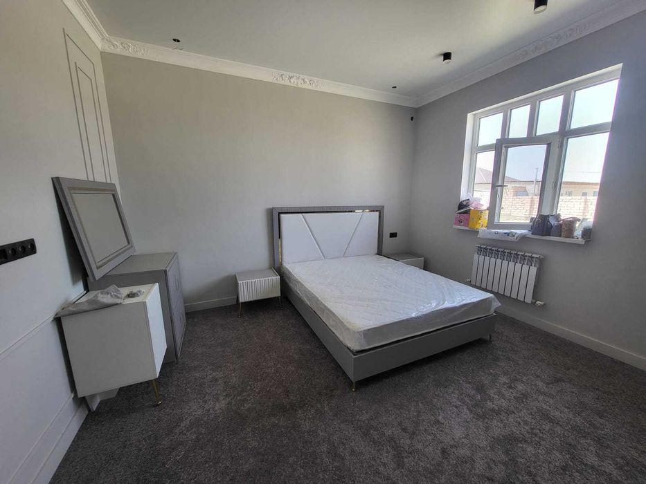 Двуспальная кровать с комодом и тумбочками