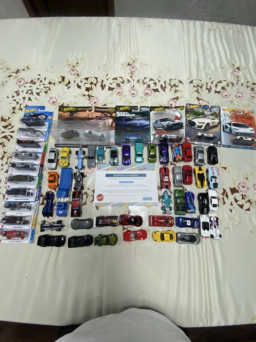 Продам коллекцию хот вилс все модельки полностью оригинальны!