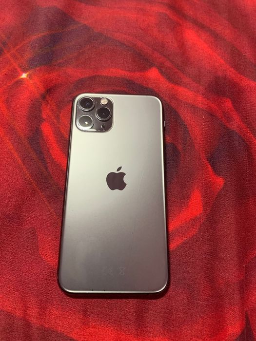 Se vinde 11 pro blaca blocata