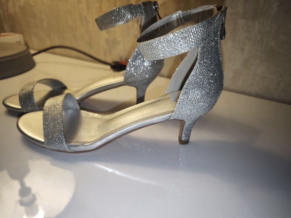 Босоножки серебряные