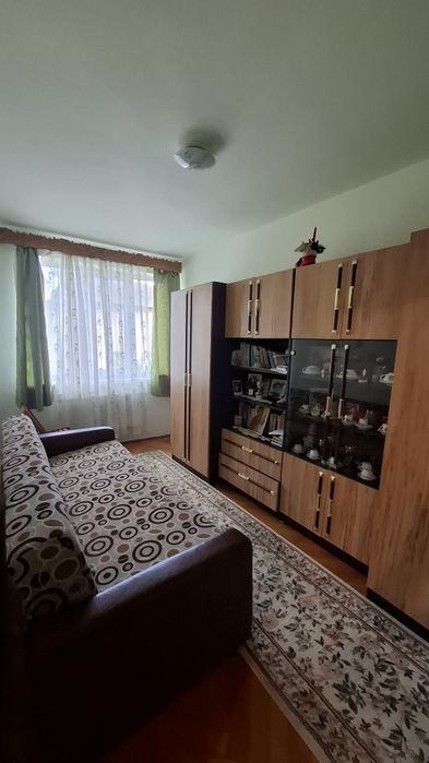 De vanzare apartament 3 camere etaj 2