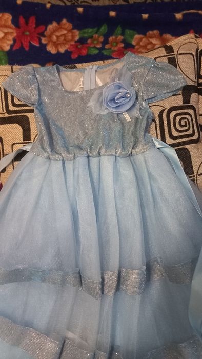 Продам очень красивое, нарядное платье на девочку