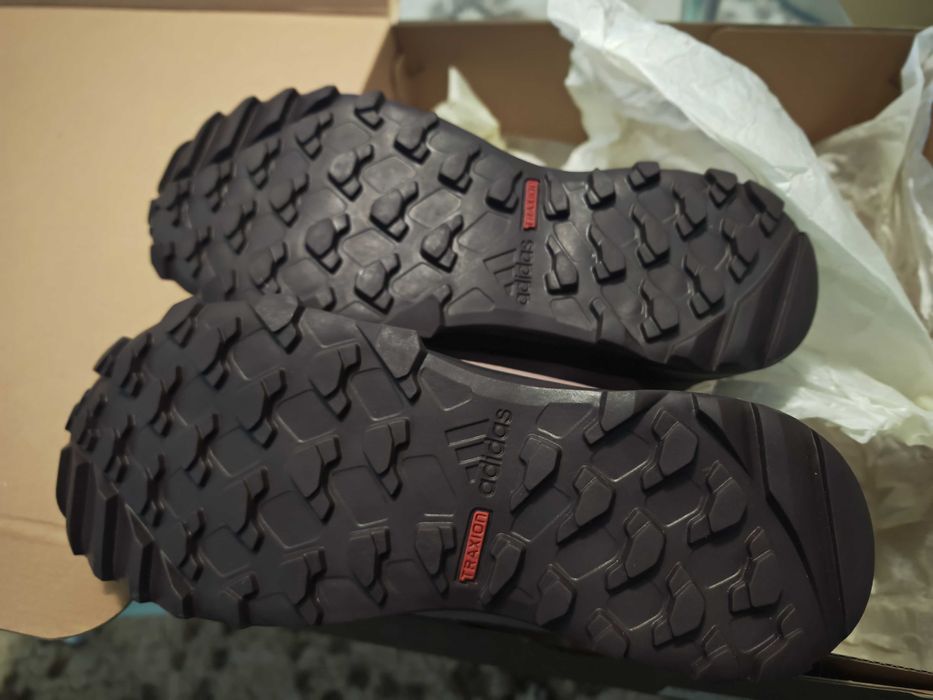 Зимни обувки Адидас размер 37-1/3 чисто нови.