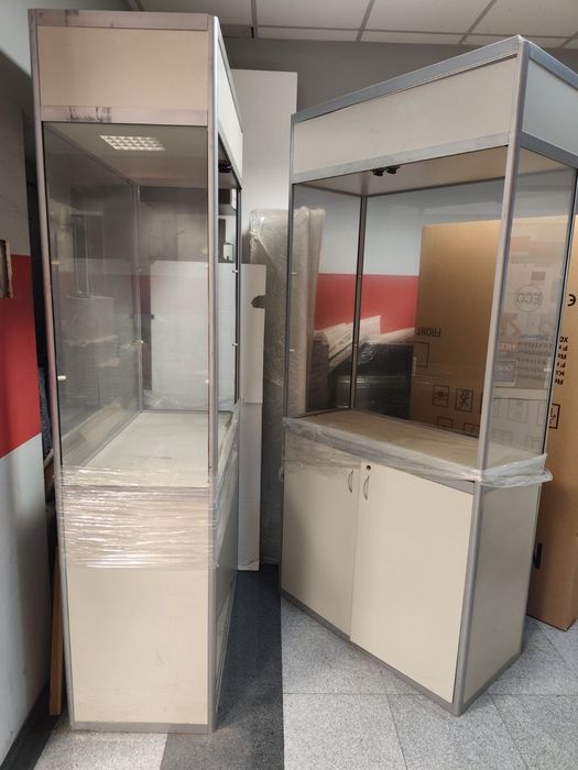 Витрина стъклена
височината 225 с