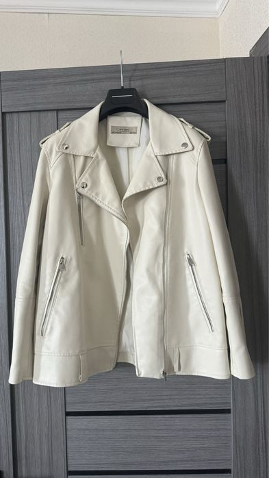 Кожаная куртка молочная
