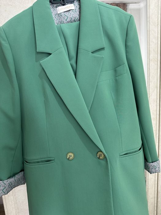 Брючный костьюм в зеленом свете