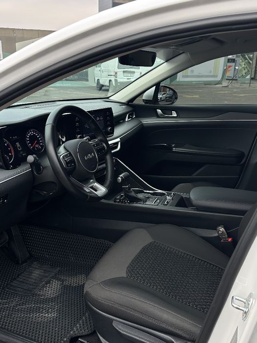 Kia k5 2023 yil oq toza