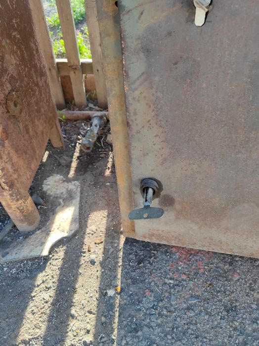 Металлический навесной шкаф