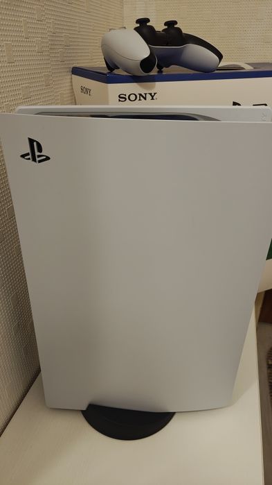 Продавам PS5 CFI-1216A