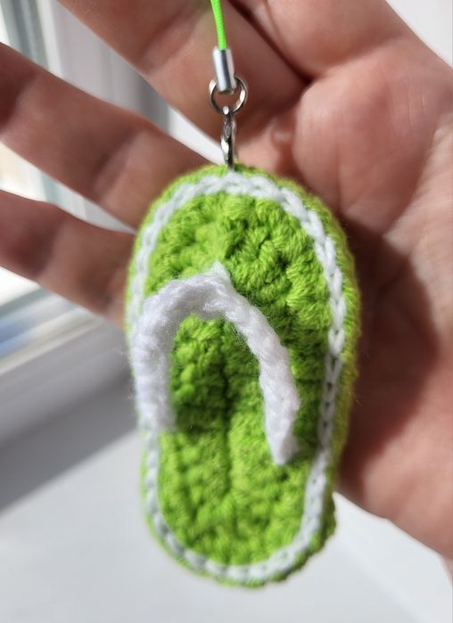 Продам брелки вязанные.