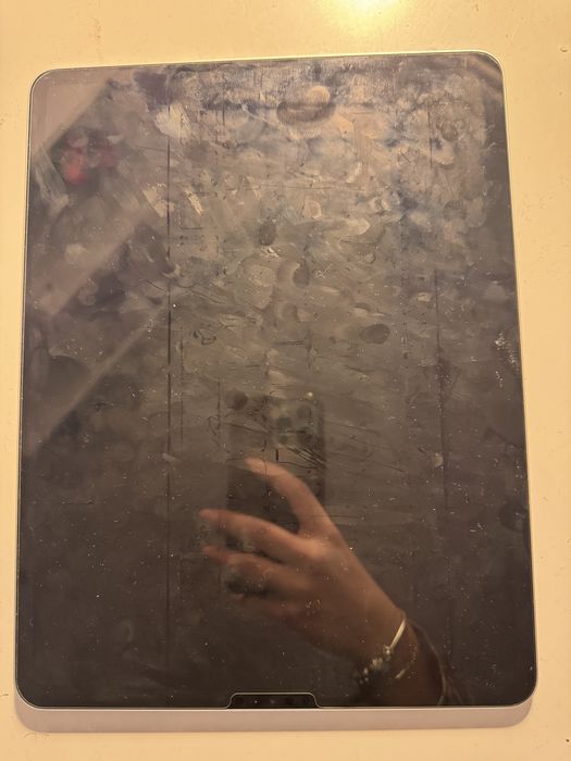 Породавам iPad Pro с калъф с клавиатура и писалка