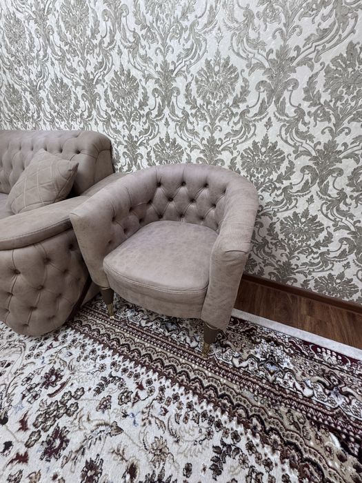 Продается угловой диван раздвижной с 2мя креслами