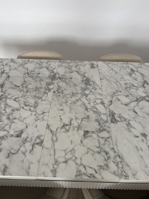 Masa extensibilă dining cu efect de marmură/auriu