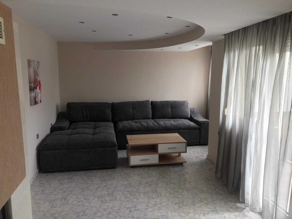 Тристаен апартамент под наем в центъра на Казанлък – обзаведен, отделна кухня, 90 кв.м.