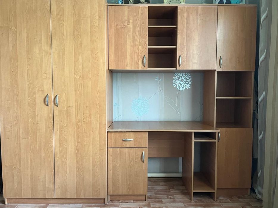 Шкаф с партой, с полками