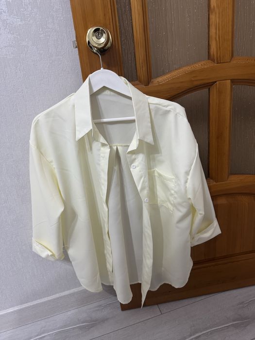 Женская одежда рубашка и джинсы