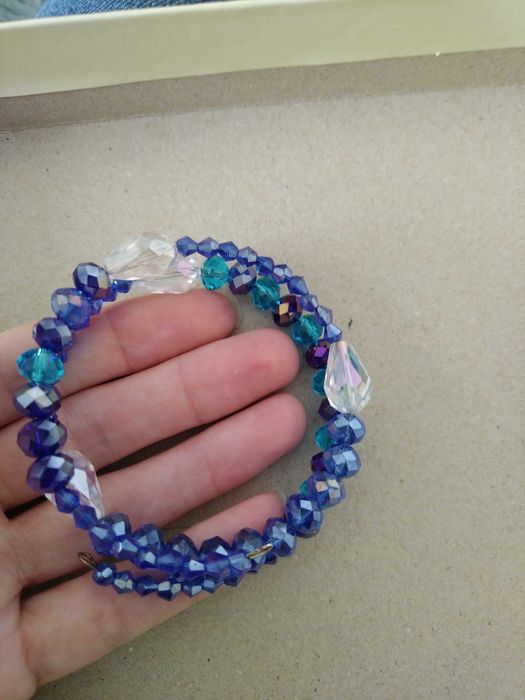 продам новые браслеты, броши и набор бижутерии