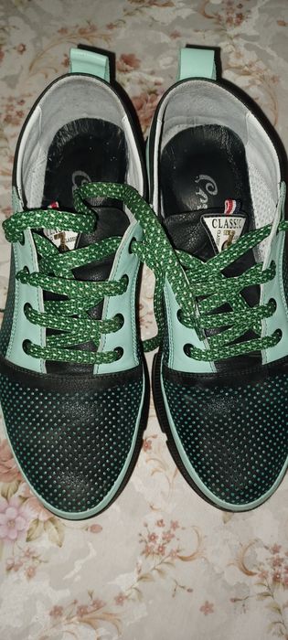 Продава дамски спортни обувки