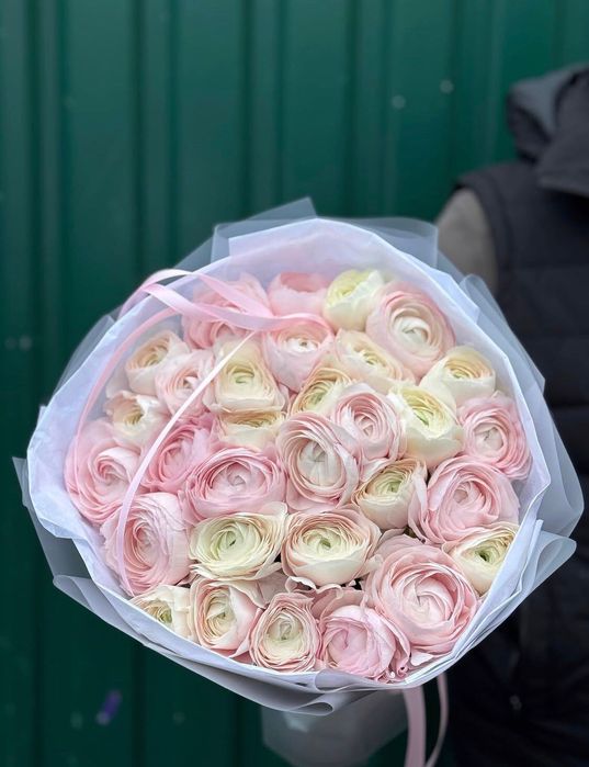 Хризантемы, розы, пионы, тюльпаны, ранункулюс