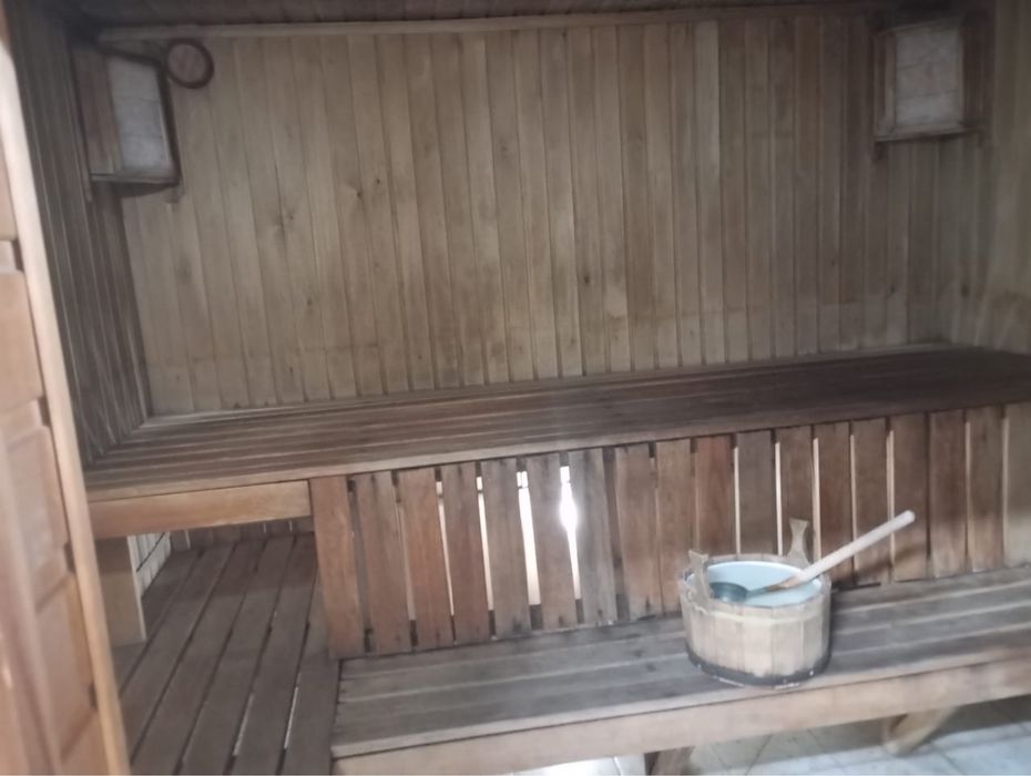 Баня на дровах, Дружба