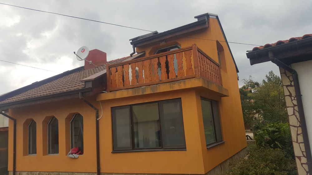 Изработвам дървени парапети, огради, порти, облицовки, декорация