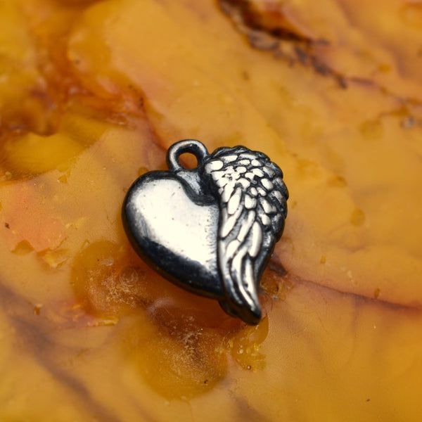 Сребърен медальон 925 „Ангелско сърце“ – символ на обич и закрила