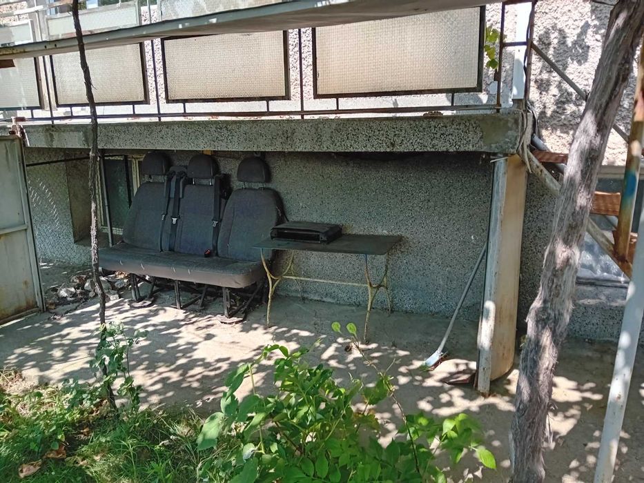 Самостоятелен  първи етаж от масивна  къща с магазин