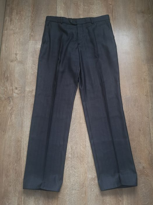 Pantaloni costum, mărimea 52. 80% lână.