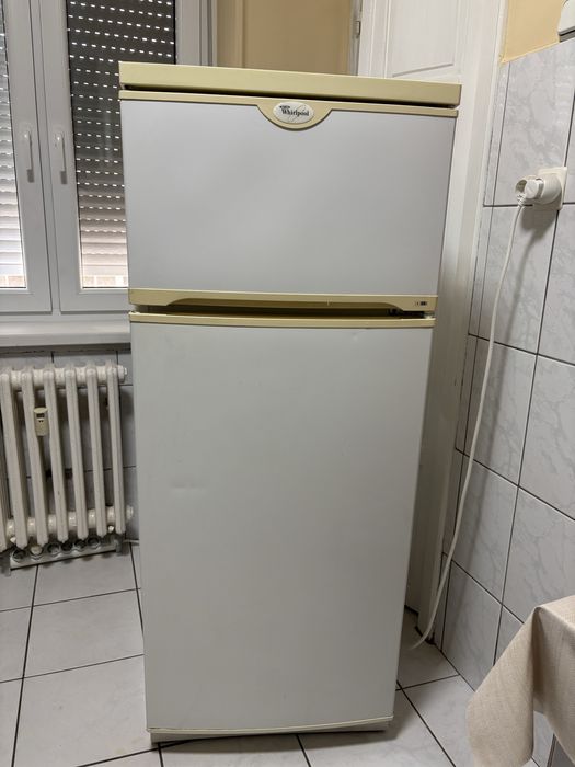 Vand frigider cu congelator in partea de sus