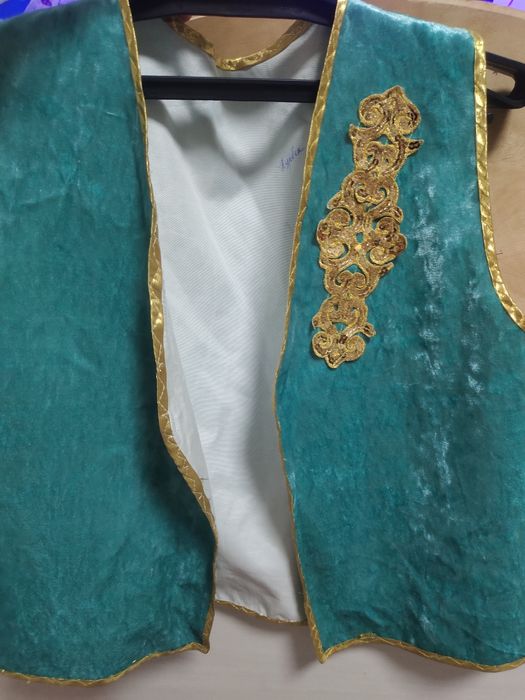 Қазақша жакет,ер балаға арналған.Рамері 4-5 оқитын балаға келеді