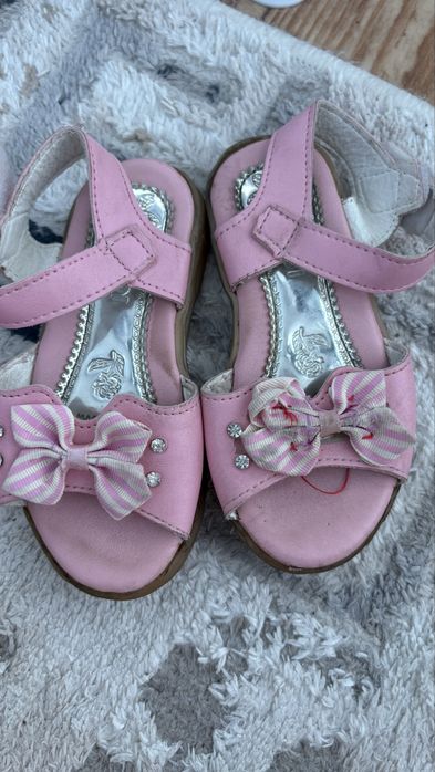 Отдам даром обувь