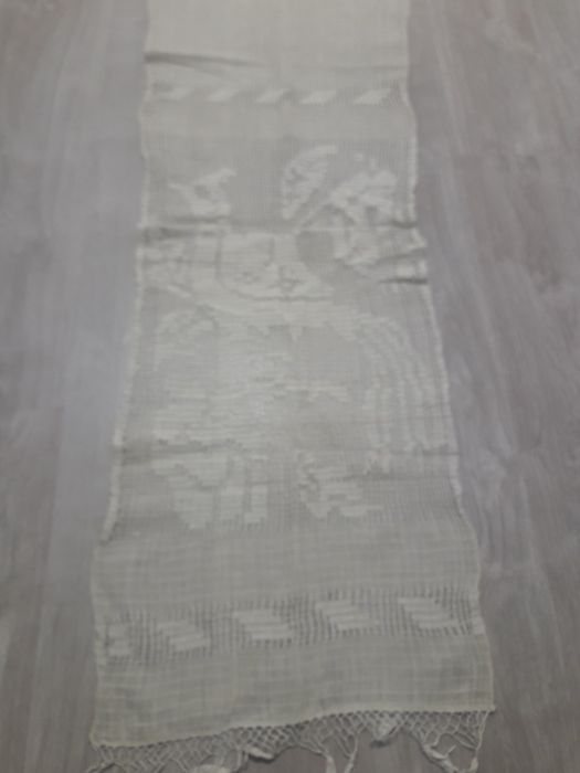 Stergar traditional cusut manual pe panza de borangic alb