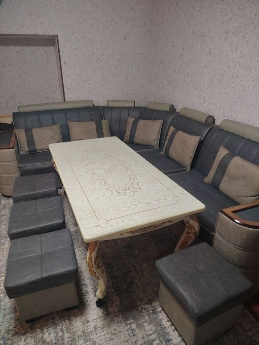 Katta oshxona mebel to'plami / Divan, stol va 4 ta pufik