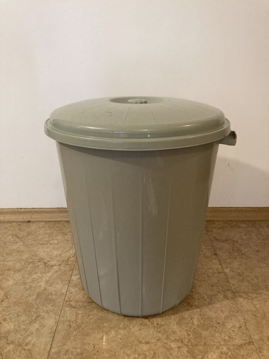 Пластмасов кош с капак 50л