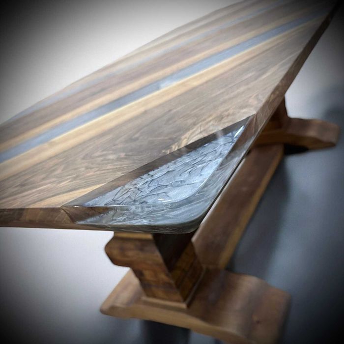 Дизайнерска маса от орех и епоксидна смола – ръчна изработка