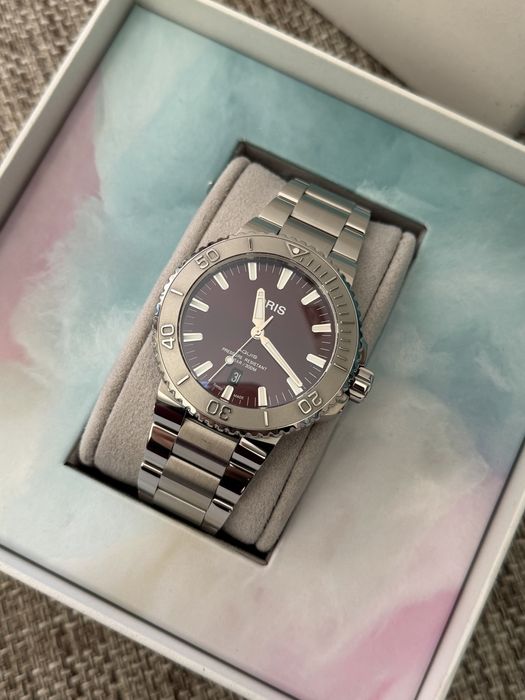 Oris Aquis Date Relief Cherry 43.5mm