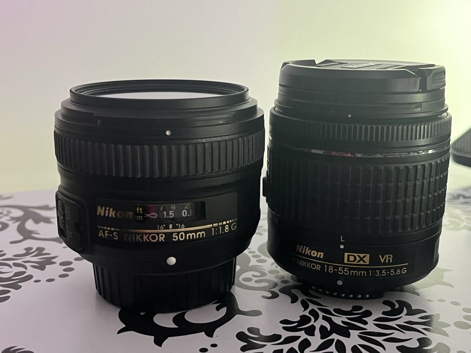 Nikon D5600 + 2 obiective + accesorii - ca nou