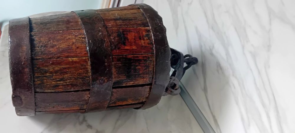 Голяма автентична кофа за вадене вода от геран.