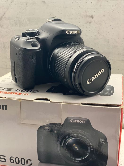 Canon EOS 600D + 18-55mm + 2 батерии + аксесоари