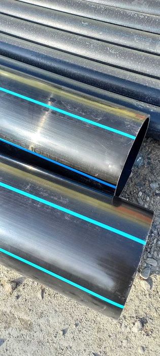 Полиэтиленовые трубы от производителя и фитинги для соединения.